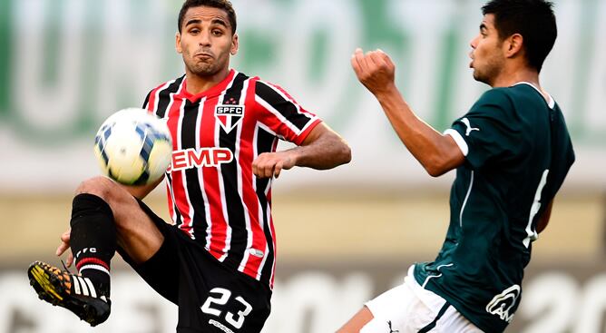 El club azulgrana está tratando de cerrar la contratación del lateral brasileño Douglas Pereira dos Santos.