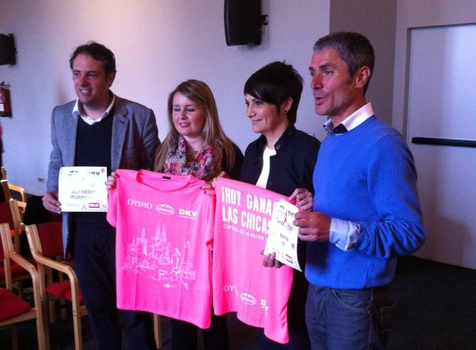 El concejal Alfredo Iturricha, las madrinas Maitane Carretero, Estibaliz Ruiz de Azua y el atleta Martín Fiz.