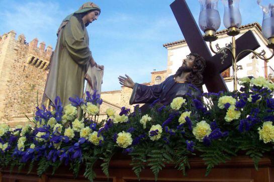 El Cristo Camino del Calvario procesiona por Cáceres