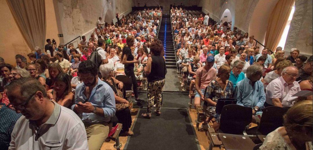 Imagen del público en el espacio Aúrea, Antigua Universidad Renancentista