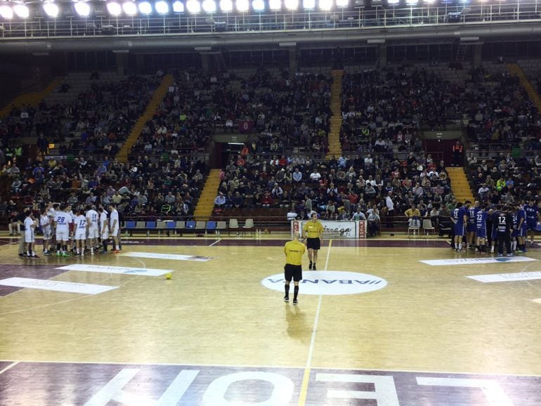 Imagen del inicio del partido entre el Abanca Ademar León y el Balonmano Aragón.