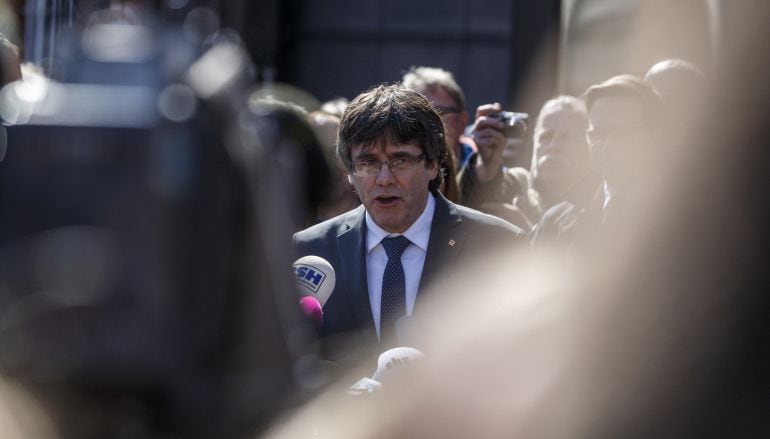 El expresident catalán, Carles Puigdemont, a su salida de la cárcel alemana