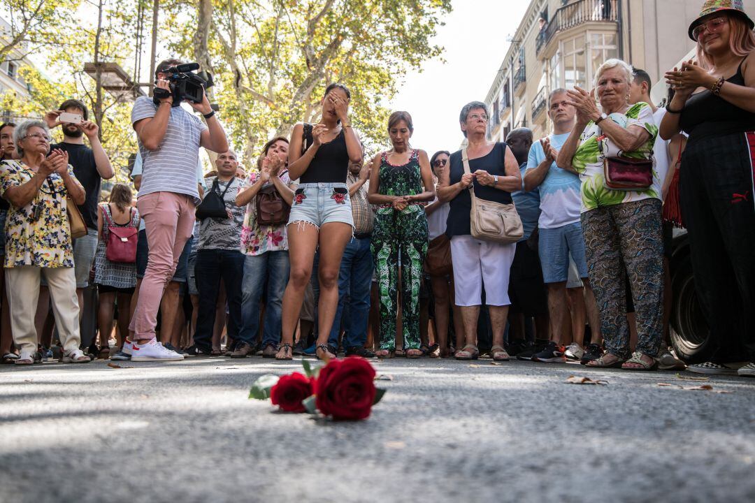 Ciudadanos en un homenaje a las víctimas de los atentados de Barcelona y Cambrils 