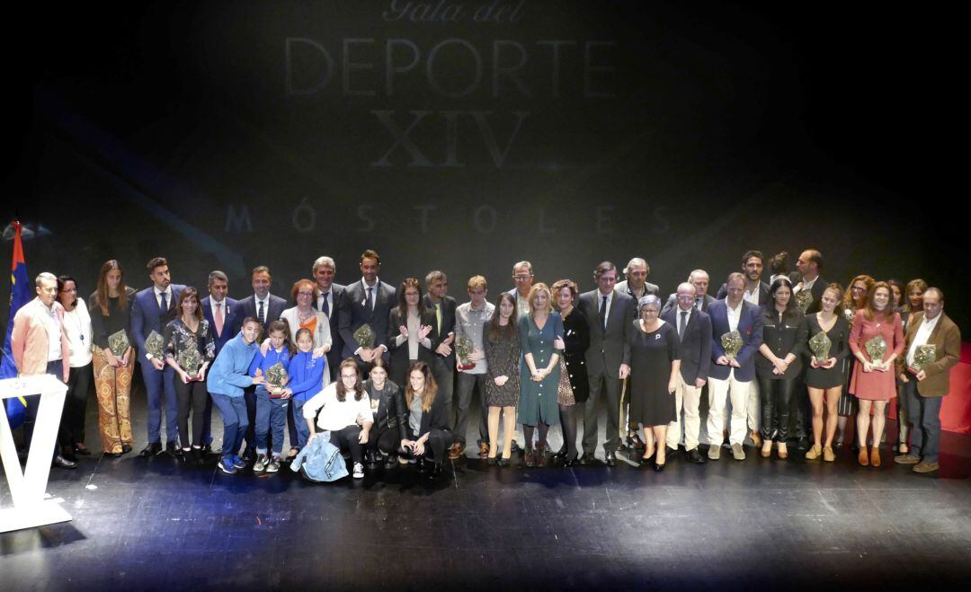 Foto de familia de la XIV gala del deporte de Móstoles
