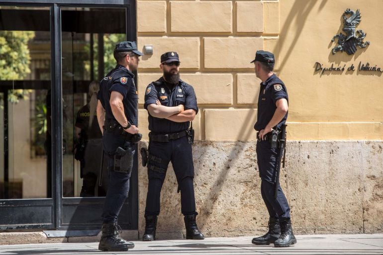 Miembros de la Policía Nacional custodian la Diputación de València, el día de la detención del presidente de la Diputación de Valencia, Jorge Rodríguez, en una operación contra la corrupción por irregularidades en la contratación de directivos de la empr