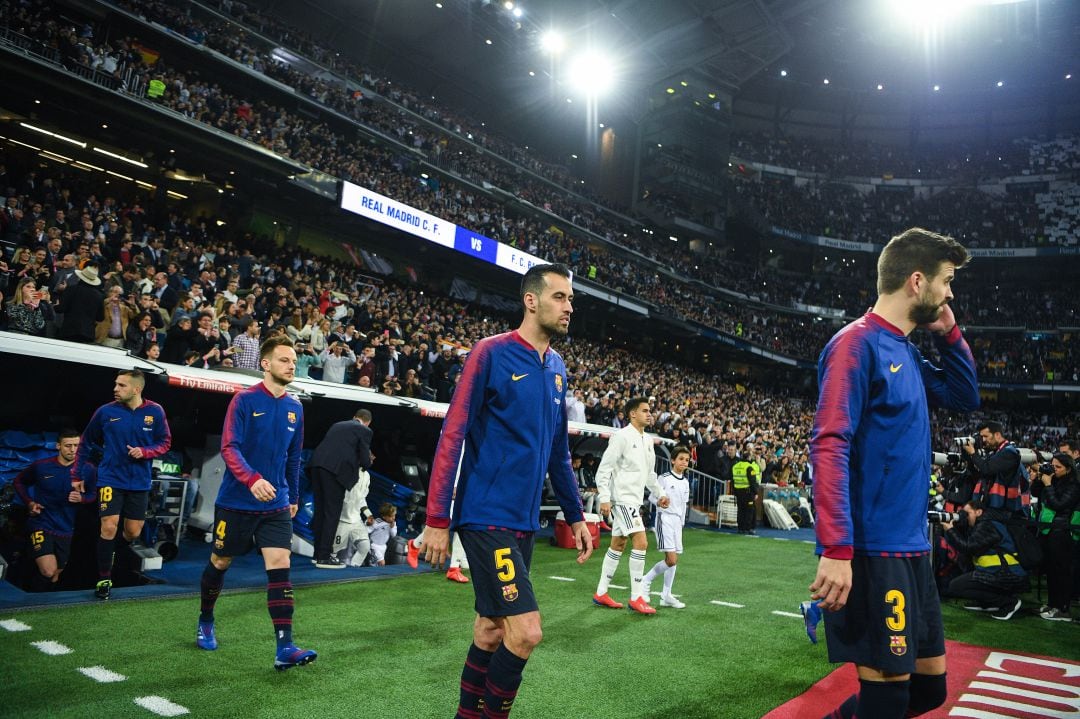 FC Barcelona y Real Madrid saliendo del vestuario del Bernabéu antes del partido de Copa