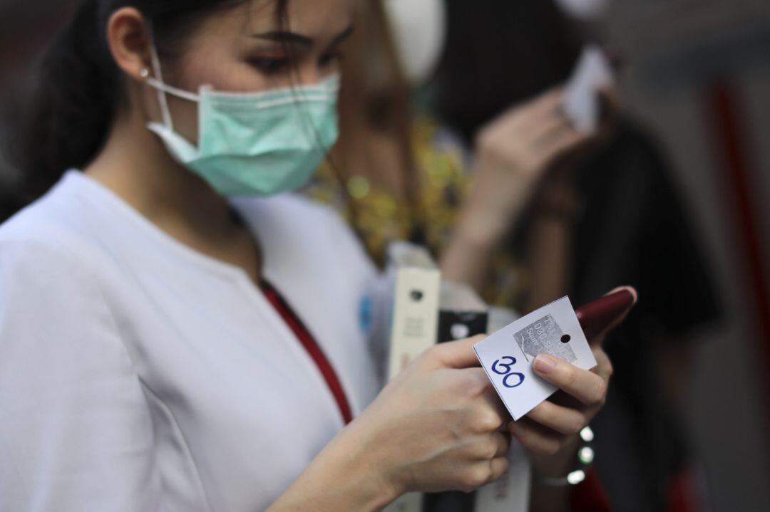 Una mujer con una mascarilla para evitar el contagio del coronavirus.