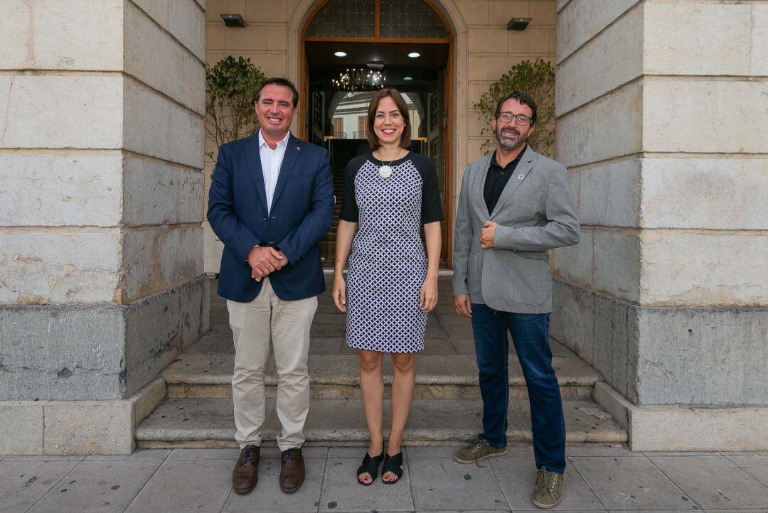 Erich Campos en su visita a la ciudad de Gandia junto a la lacladesa de la ciudad y el concejal de turismo. .  