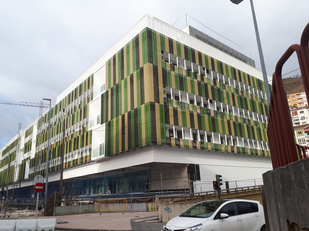 El Hospital de Eibar se sitúa en la Avenida Otaola, en la entrada a la ciudad desde Ermua