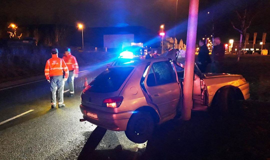 El vehículo, tras chocar con la farola