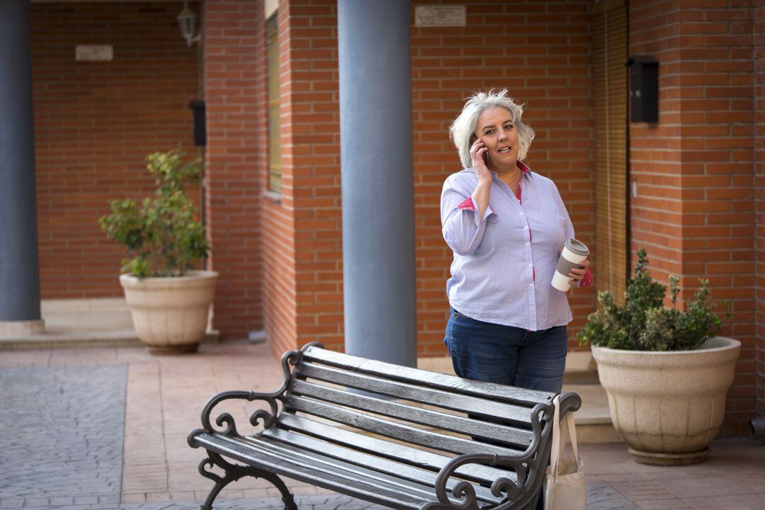 Mujer madura habla por teléfono en Jumilla