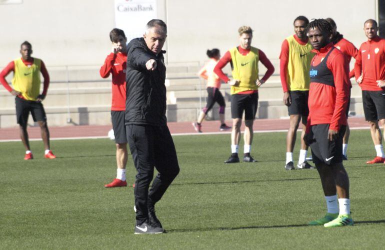 Lucas Alcaraz hablando con la plantilla.