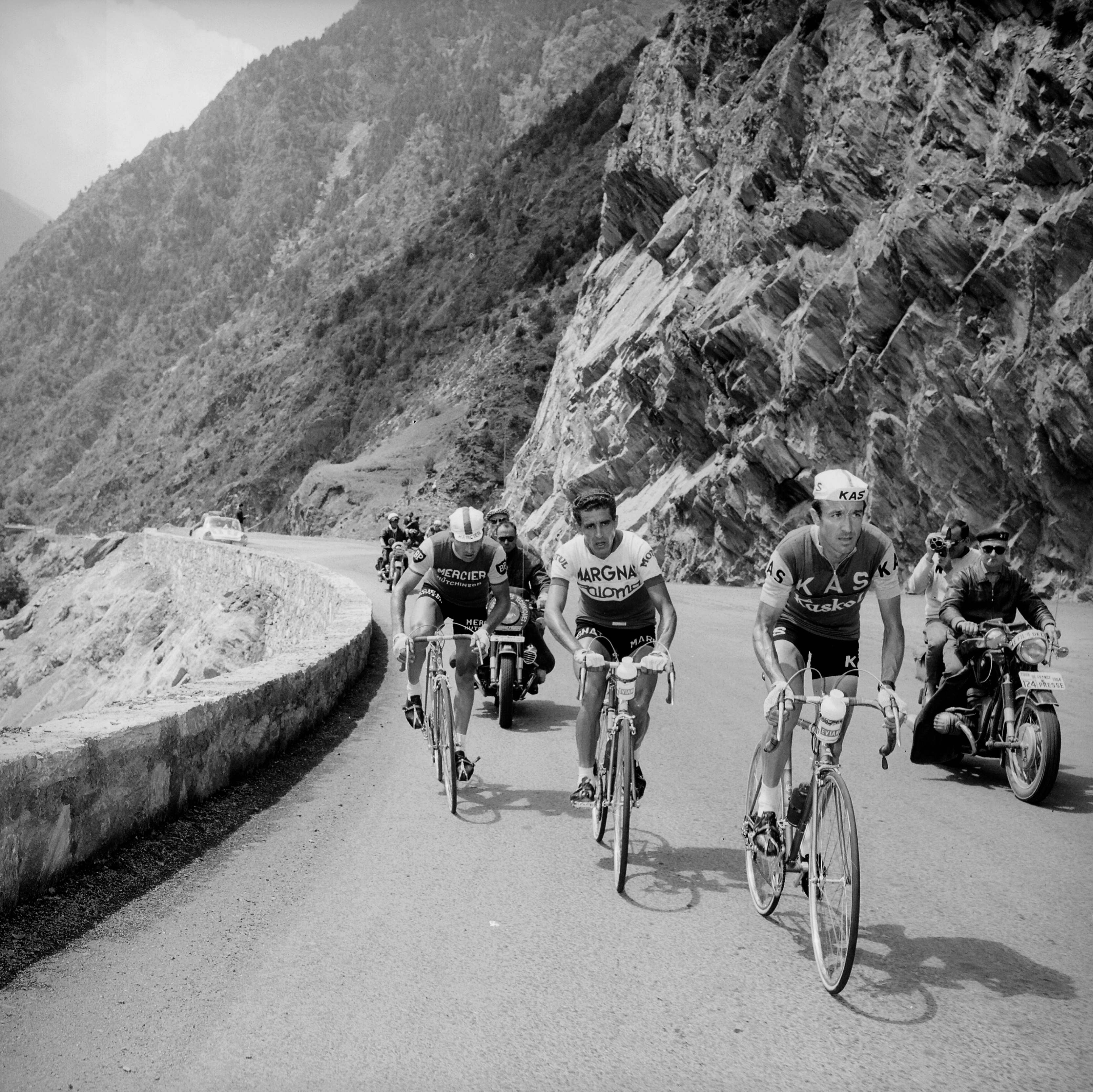 Julio Jiménez, por delante de Bahamontes y Poulidor en una etapa del Tour 1965, en los Pirineos