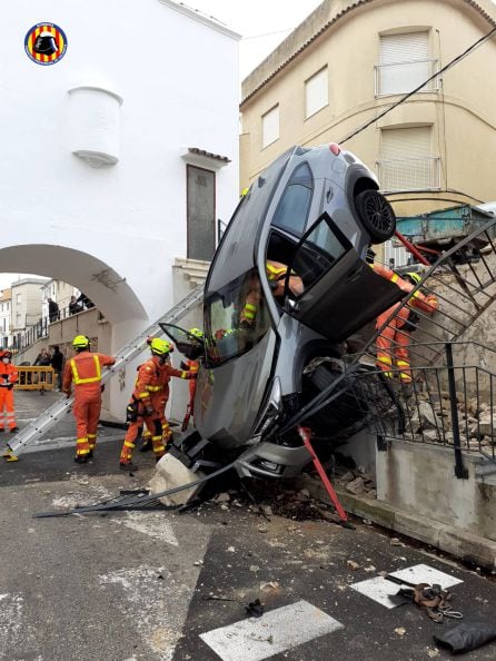 Los bomberos estabilizan el coche accidentado en Oliva 