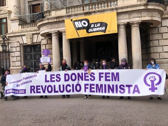 Integrantes del movimiento feminista posan con la pancarta del 8M de 2022. Fuente: propia