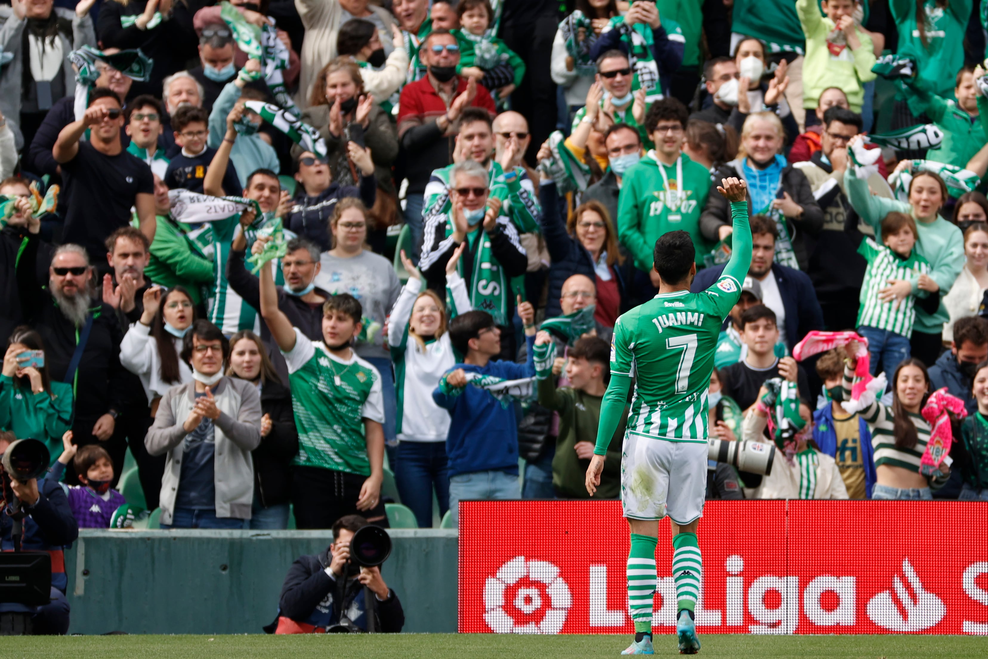 SEVILLA 03/04/2022.- El delantero del Betis, Juan Miguel Jiménez "Juanmi", celebra el segundo gol del equipo bético durante el encuentro correspondiente a la jornada 30 de primera división que disputan hoy domingo frente a Osasuna en el estadio Benito Villamarín de Sevilla. EFE/Julio Muñoz.