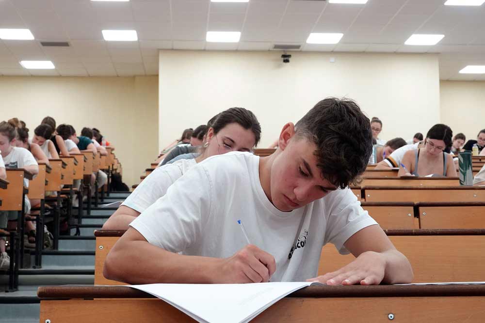 Un alumno realiza la prueba de acceso a la universidad