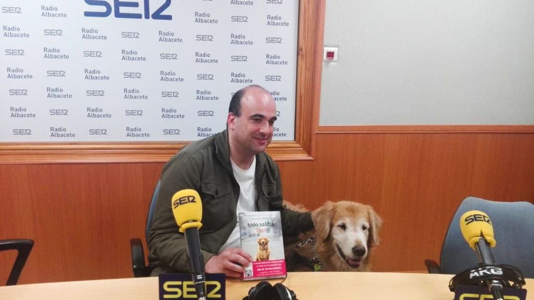 Emilio Ortiz con su perro Spok.