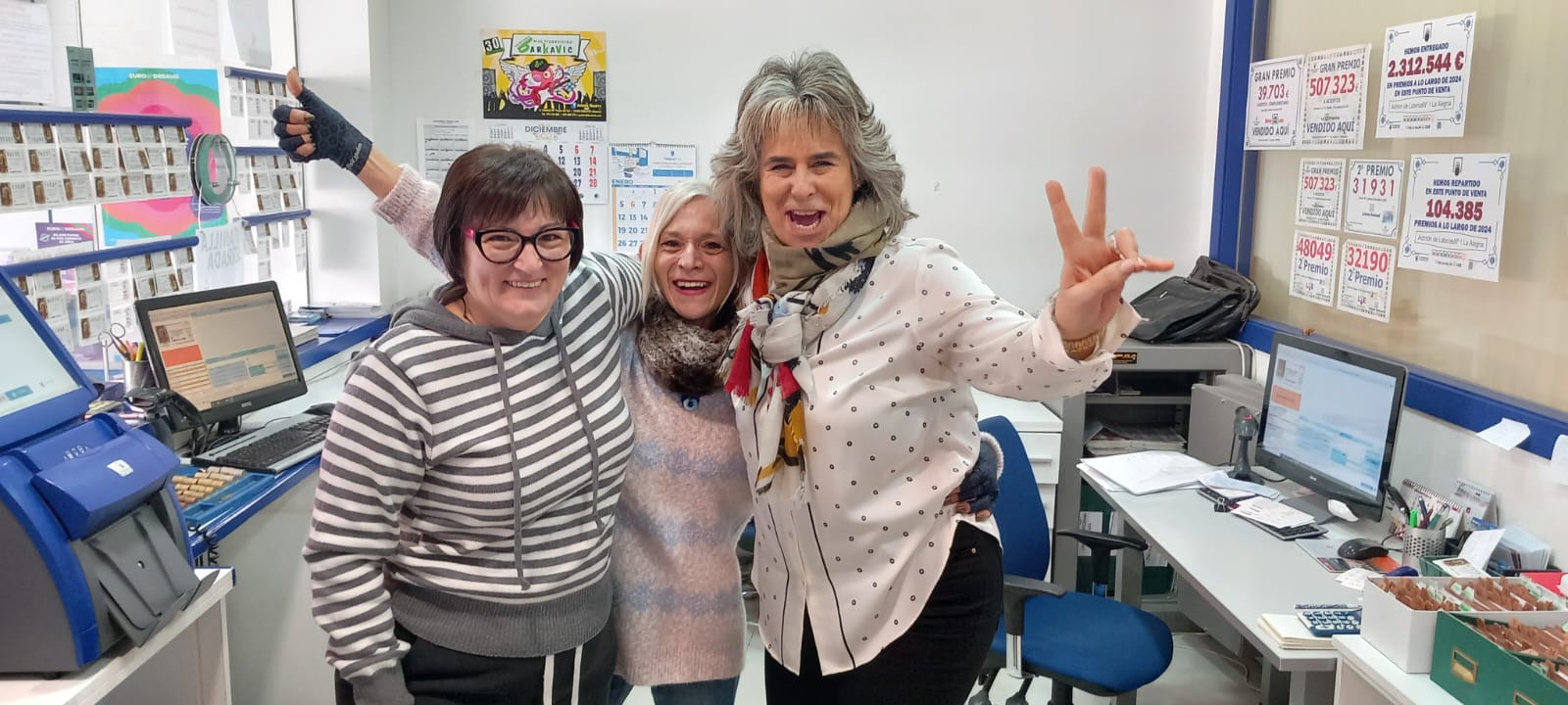 Alegría de Sonia, Anabel y Vicky en la administración de lotería de Monzón