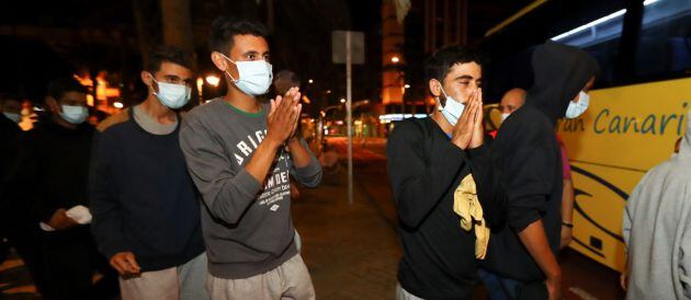 FOTOGALERÍA | cerca de 200 inmigrantes marroquíes que se encontraban desde esta tarde frente la Delegación del Gobierno en Las Palmas de Gran Canaria son trasladados.