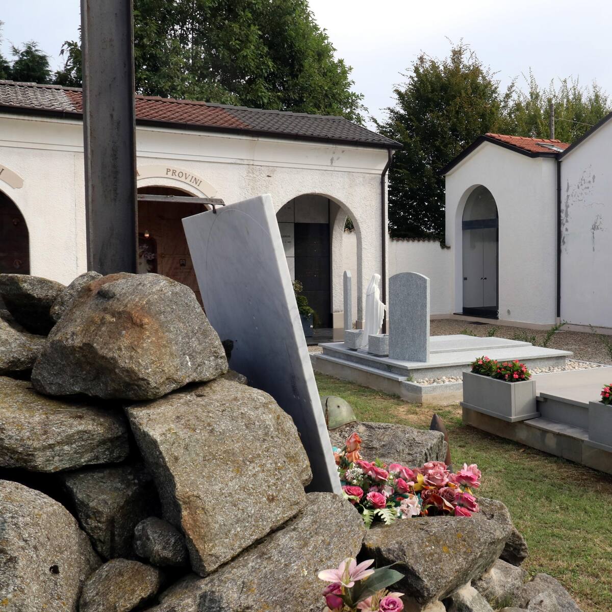 Así fue el íntimo funeral de Giorgio Armani: en su pueblo, con 62 personas y recibido con pétalos blancos