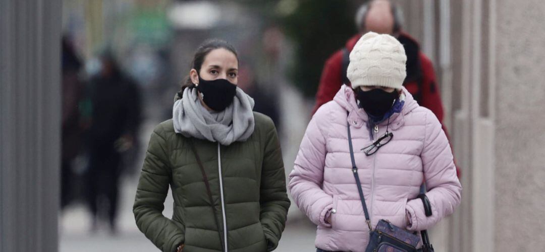 Varias personas con mascarilla