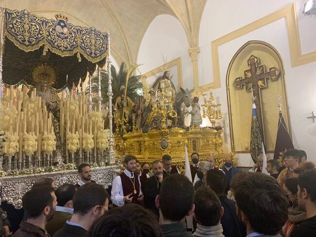 Los pasos de la Hermandad de La Clemencia en el interior de la Capilla de San José