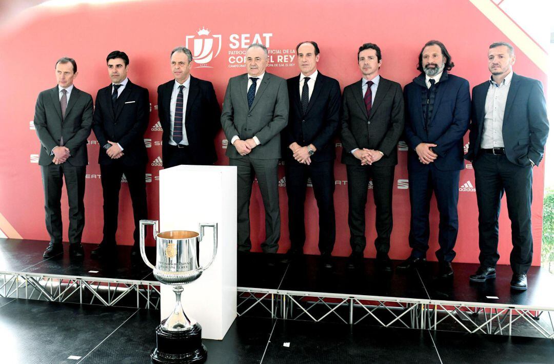  Los representantes de los clubes participantes en la Copa del Rey de Fútbol, posan junto al trofeo durante el sorteo de la competición celebrado en la sede de la Real Federación Española de Fútbol en Las Rozas.