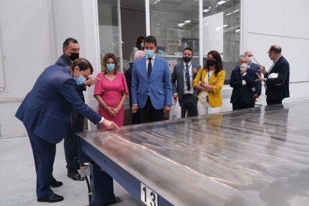 Alfonso Fernández Mañueco en un momento de la visita a la empresa Wallex