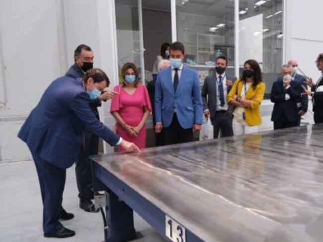 Alfonso Fernández Mañueco en un momento de la visita a la empresa Wallex