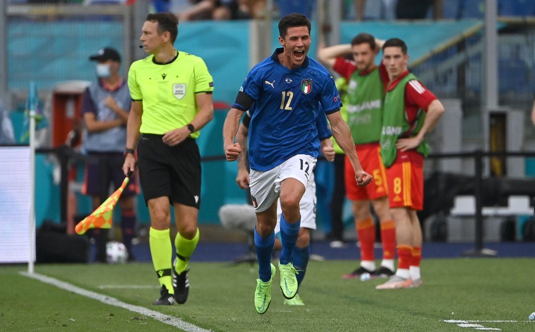 Pessina celebrando el gol de la victoria contra Gales