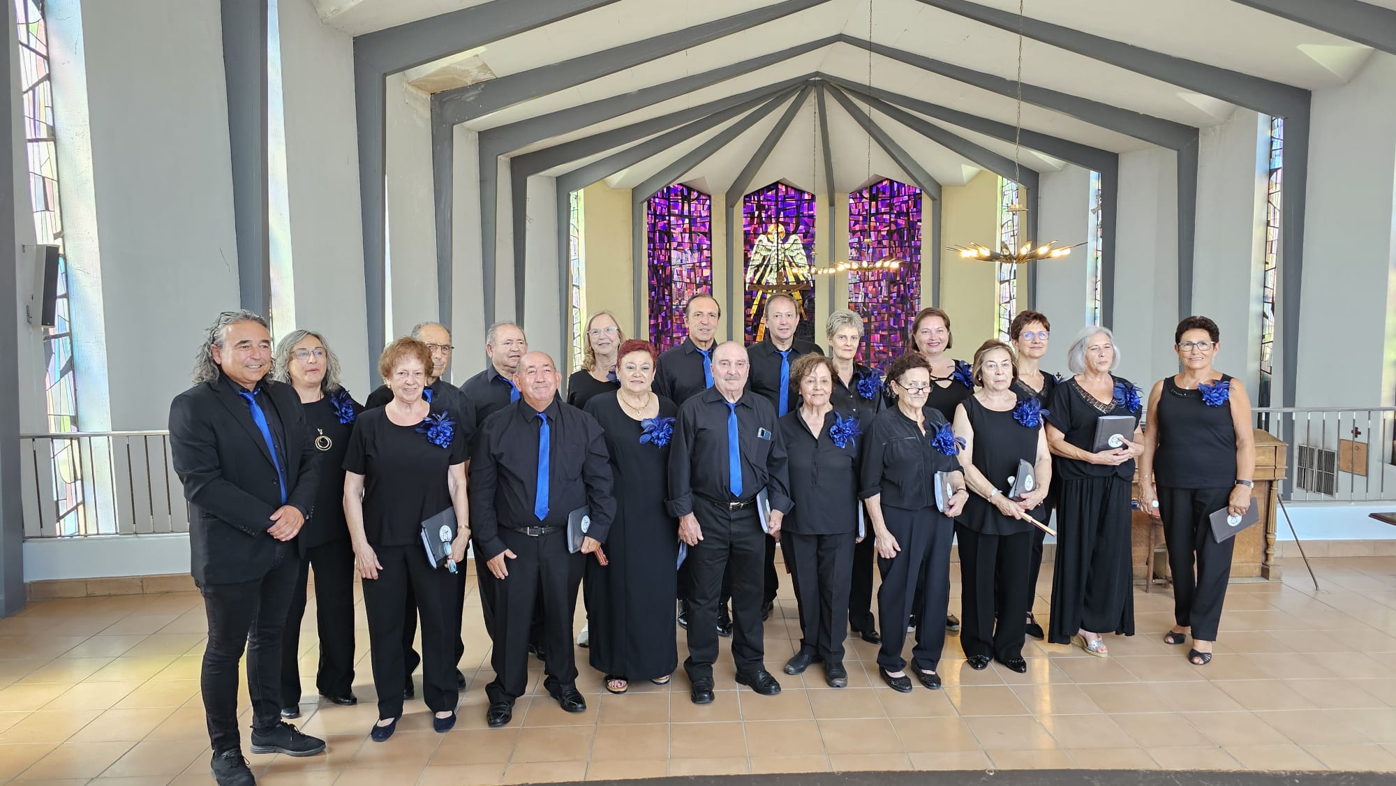 Coro de Fuentearmegil con su director, Héctor Berzosa, a la izquierda