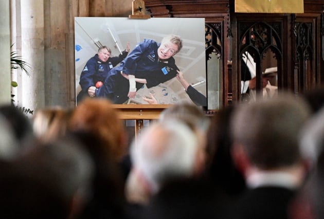 Una imagen de Hawking en gravedad cero se ha expuesto en el funeral