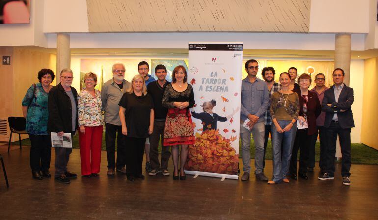 Fotografia de família dels responsables de la programació, la regidora de cultura i les entitats col·laboradores.