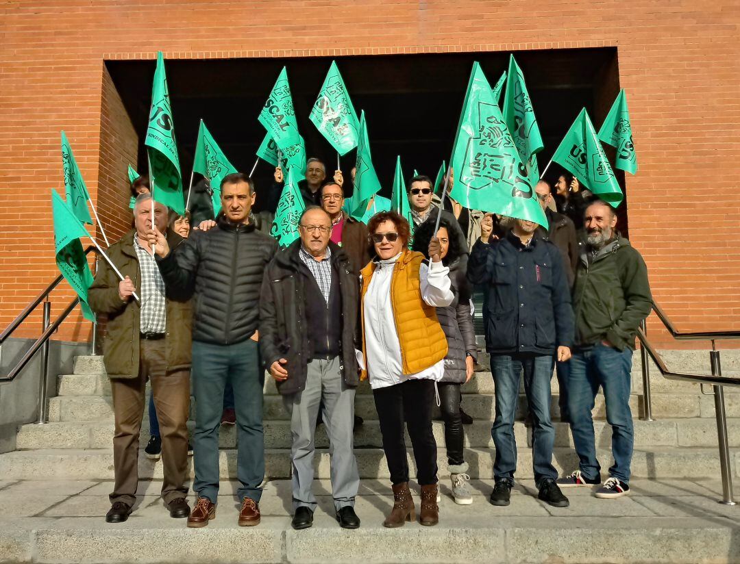 Veterinarios y otros profesionales sanitarios protestan ante la Delegación de la Junta en Burgos