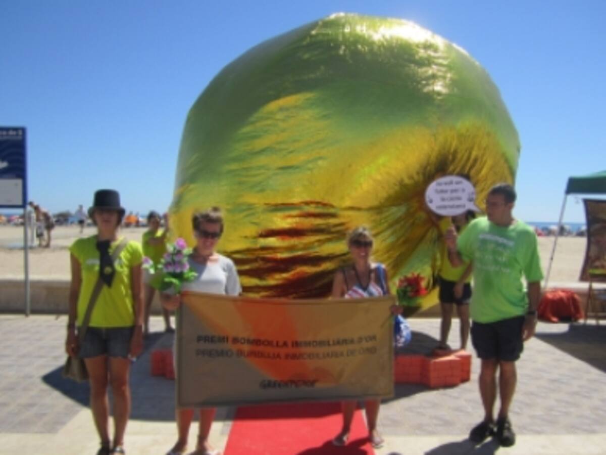 Una burbuja gigante señala en la Malvarrosa la destrucción del litoral valenciano