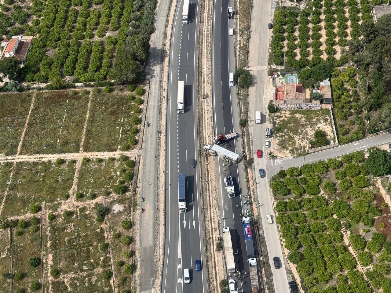 Imagen del accidente en la A-7, Librilla, tomada desde el helicóptero con base en Alcantarilla por técnico de extinción de la Unidad de Defensa contra los Incendios Forestales , cuando se encontraba de camino a lugar de prácticas con la brigada forestal helitransportada.