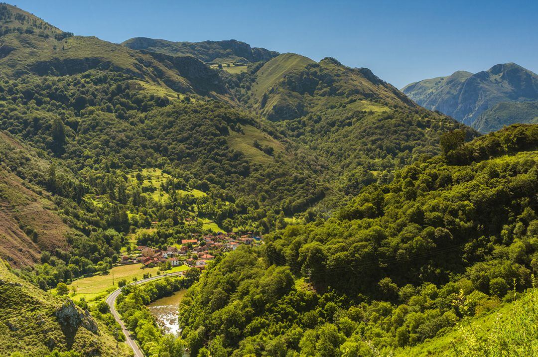 Los montes y el río definen el paisaje de este concejo asturiano