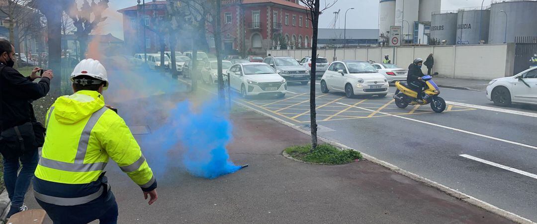 Trabajadores de ENCE frente a la Delegación del Gobierno