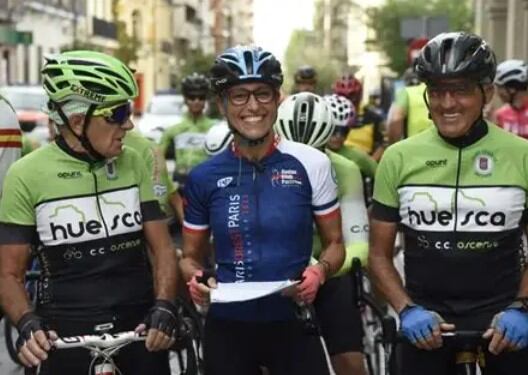 Silvia Ferrer acompañada de socios del C.C. Oscense