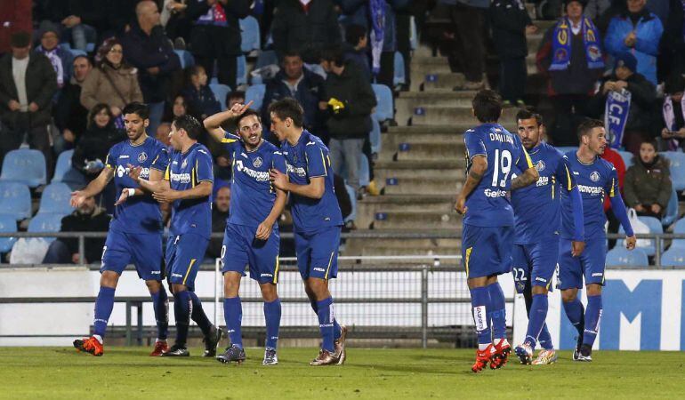 Los jugadores del Getafe celebran el gol marcado por su compañero, Pablo Sarabia, ante la Real Sociedad, durante el último partido de Liga.