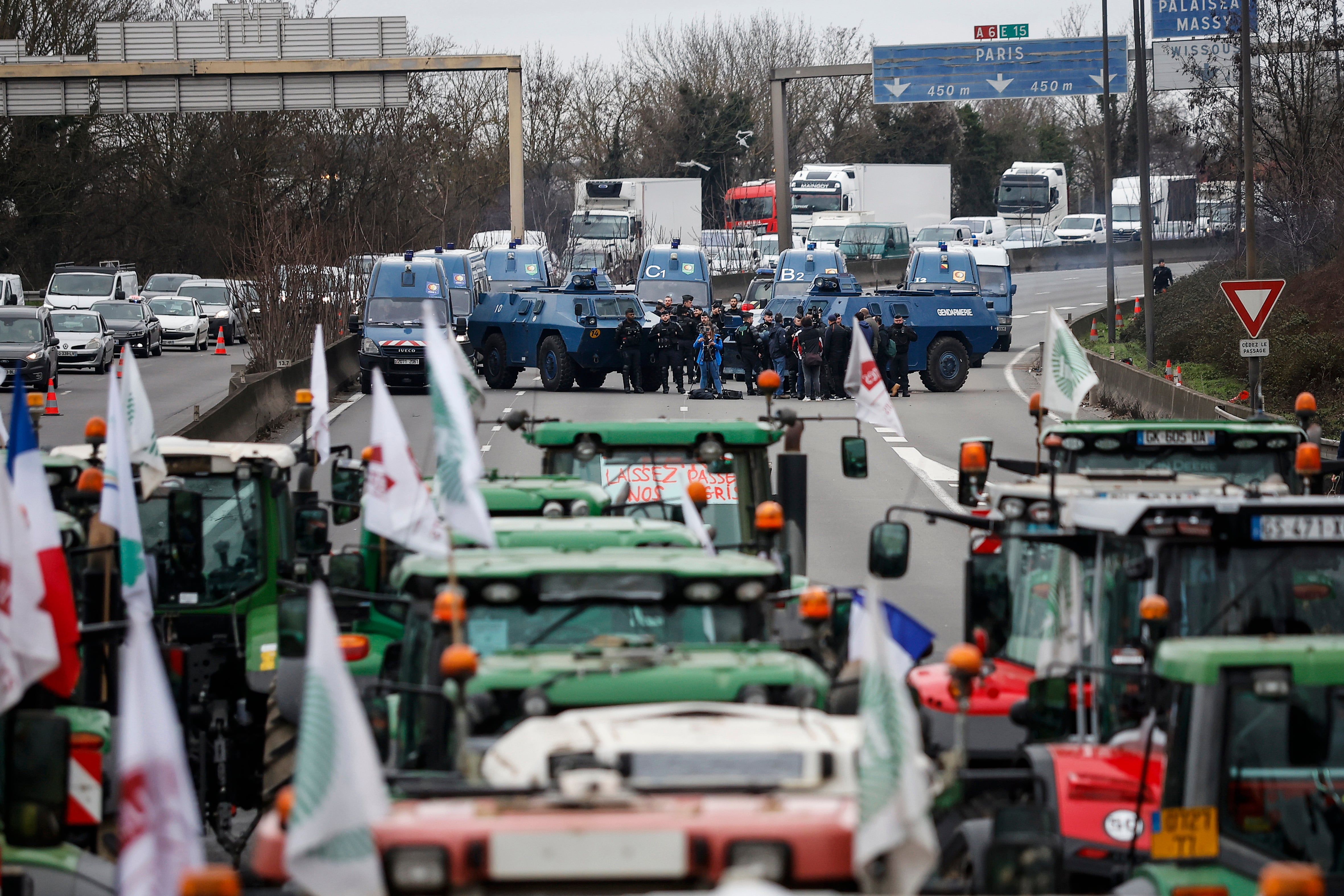 Los tractores en Francia bloquean las autovías francesas de camino a bloquear París y los gendarmes intentan evitar que continúen la marcha