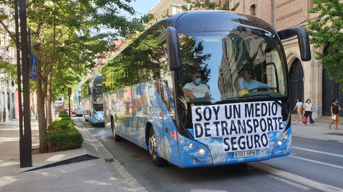 Distintos colectivos de movilizan en Granada para exigir más atención en plena crisis