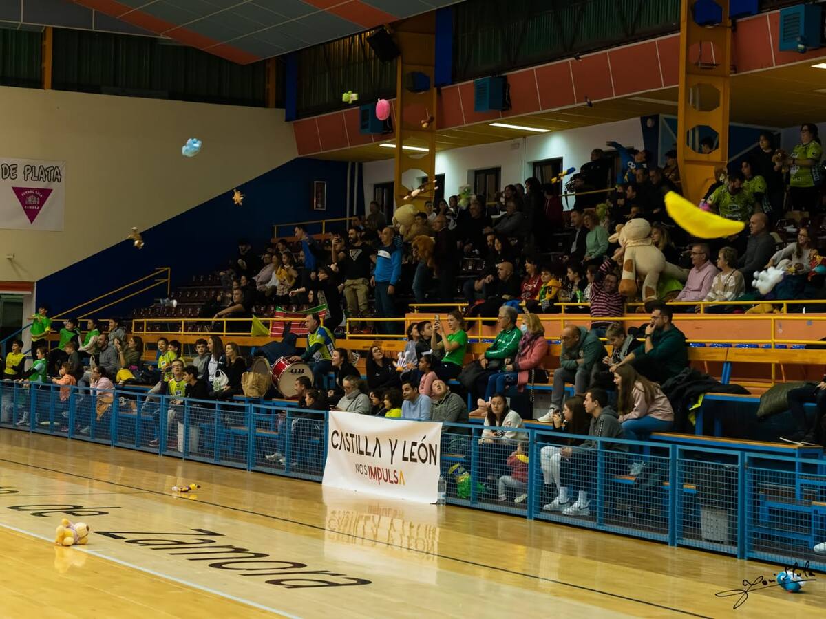 Los clubes zamoranos recogen más de mil peluches y juguetes