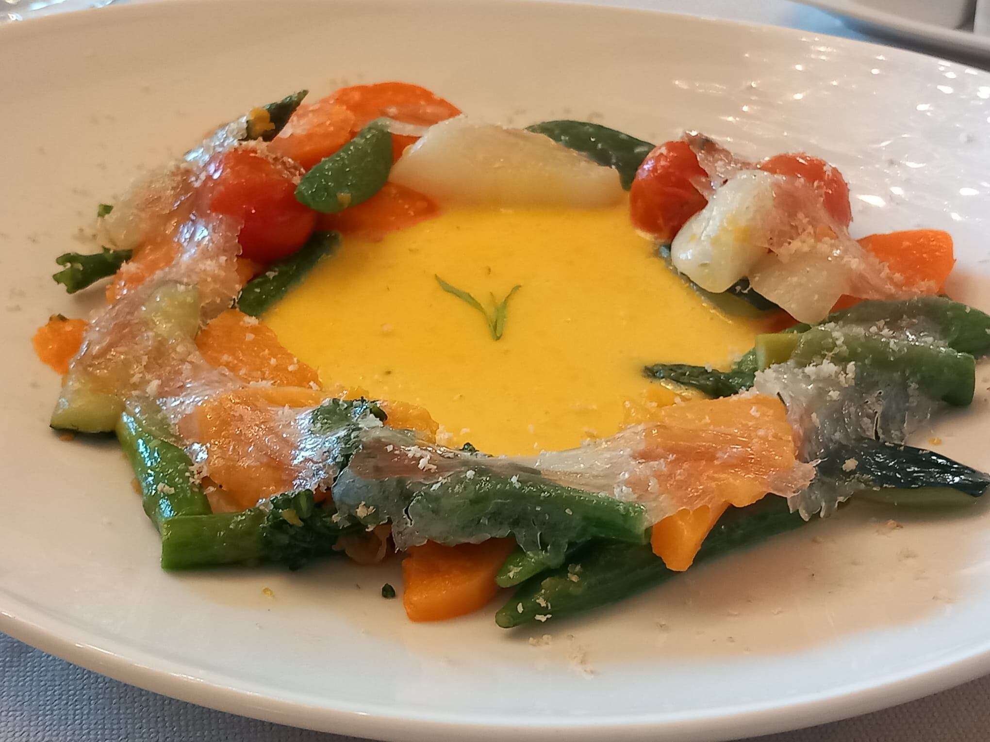 Verduritas de temporada con panceta ibérica Joselito, salsa bearnesa y avellanas tostadas