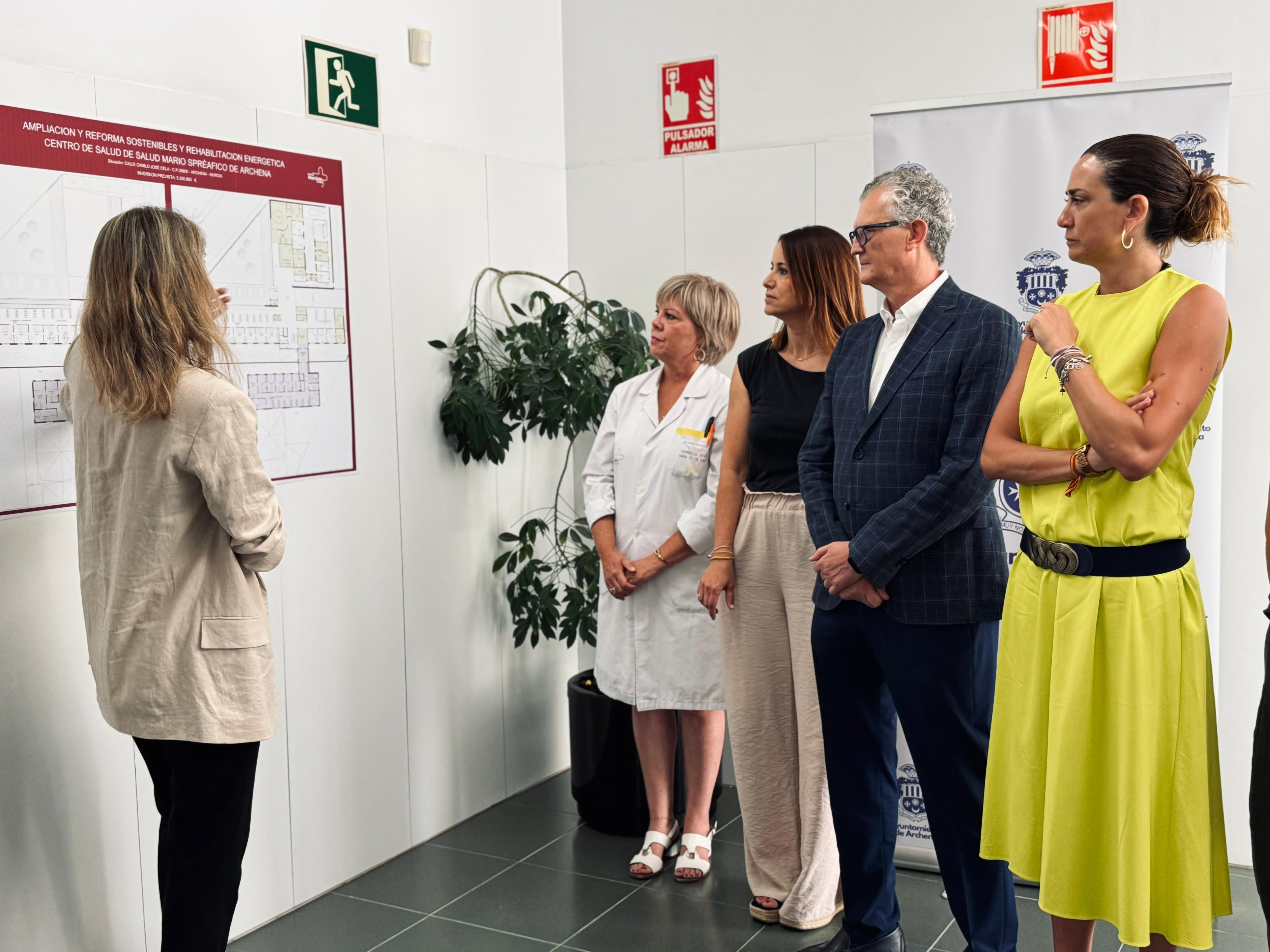 La arquitecta de la consejería de Salud nuestra el proyecto de reforma del centro de salud de Archena