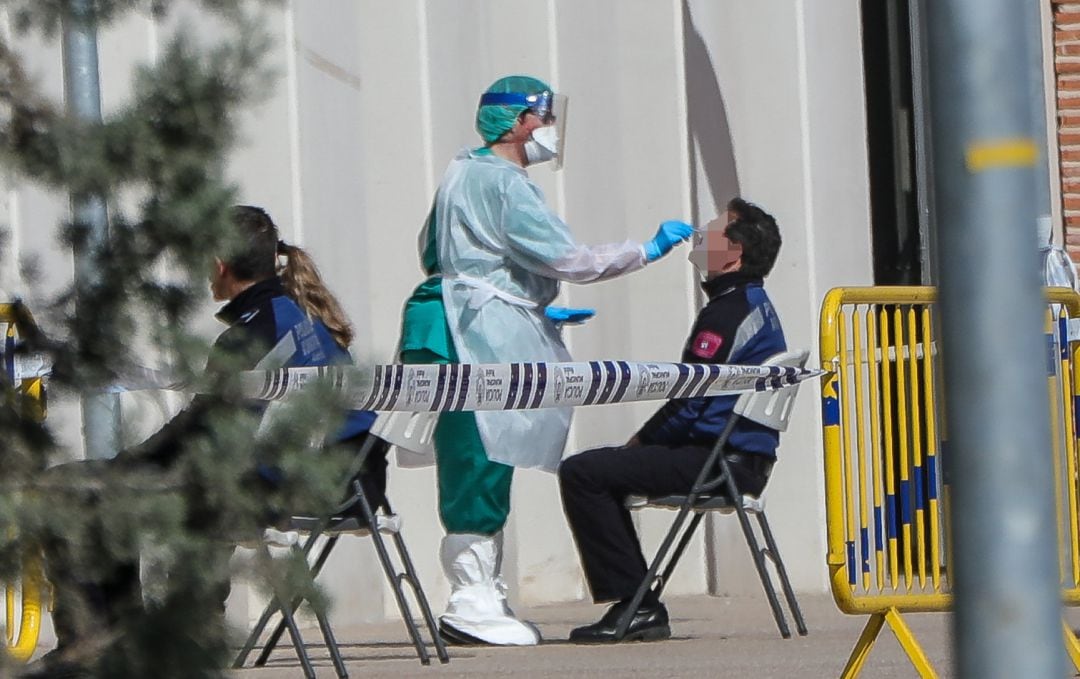 Una sanitaria le realiza a un policía municipal uno de los test rápidos de coronavirus que ha adquirido el Ayuntamiento de Madrid. 