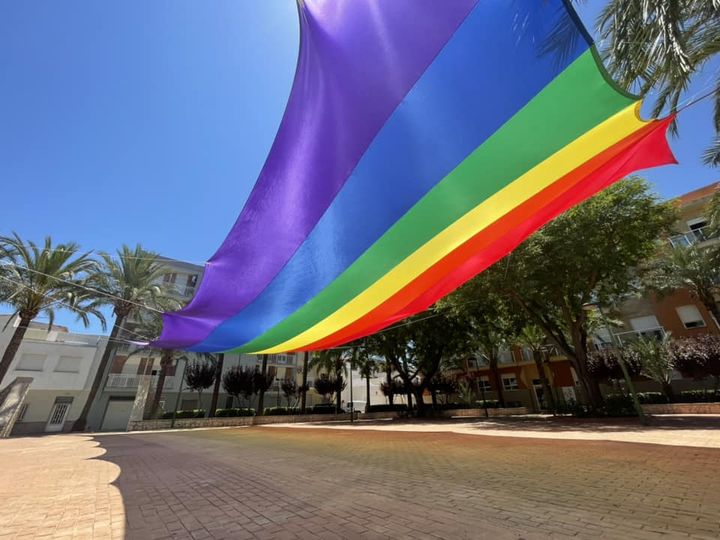 Bandera de 20 metros que se ha colgado en Miramar.