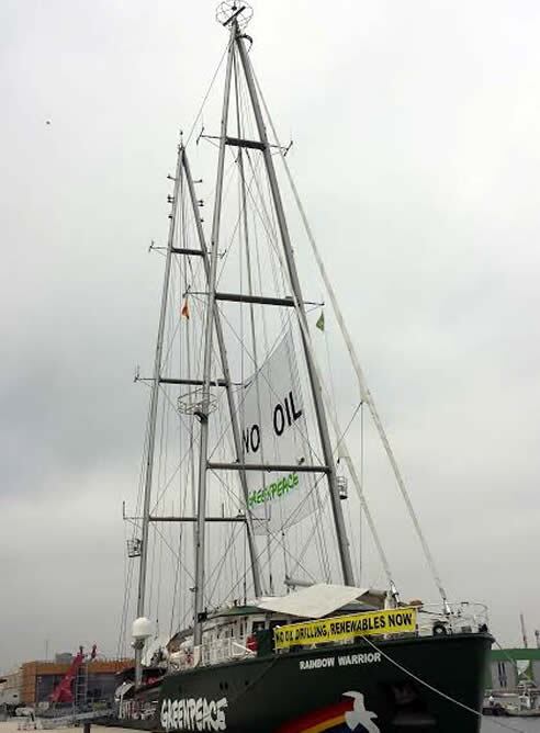 El barco Rainbow Warrior antes de ponerse en marcha en protesta contra las prospecciones petrolíferas