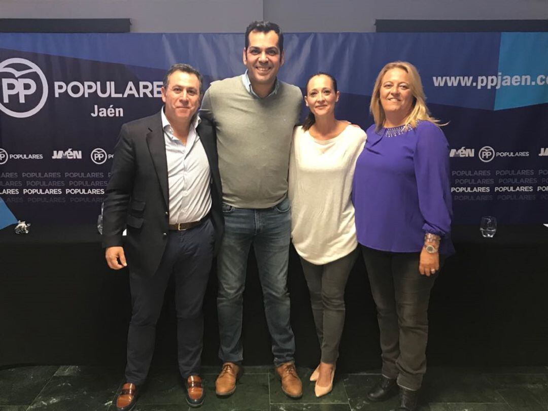 El presidente provincial del PP jiennense, Juan Diego Requena, (segundo por la izquierda) junto a Francisco Palacios, Maribel Lozano y Ángeles Hidalgo